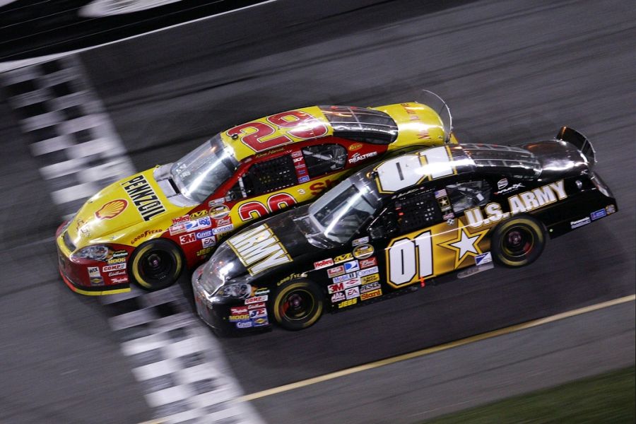 Kevin Harvick (#29) and Mark Martin (#01) at finish line of 2007 Daytona 500