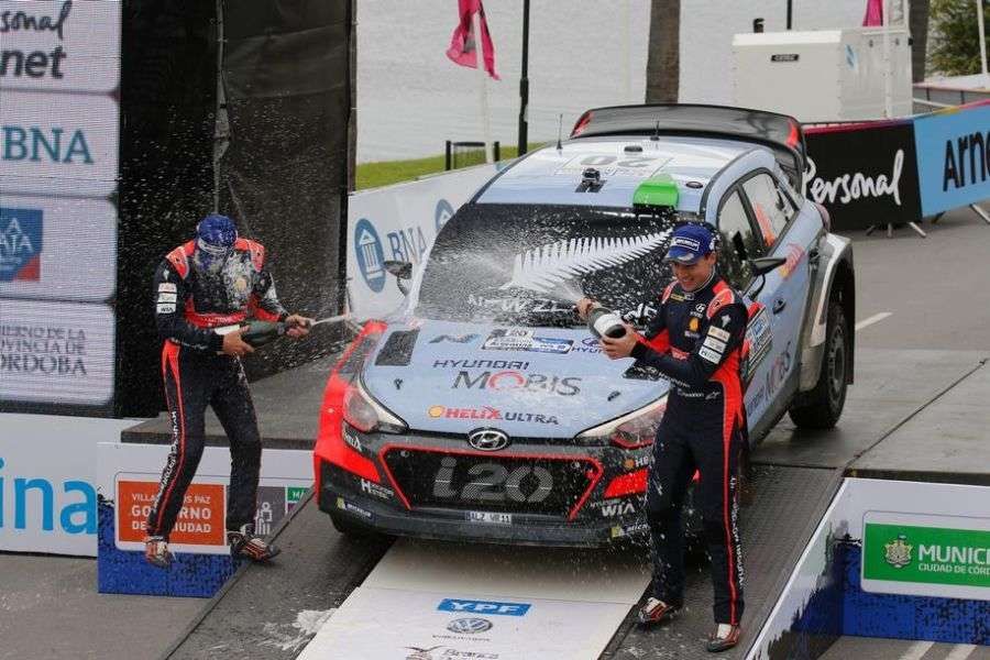 Hayden Paddon's 2016 win celebration Hayden Paddon, 2016 Rally Argentina, Hyundai i20 WRC, Hyundai Motorsport