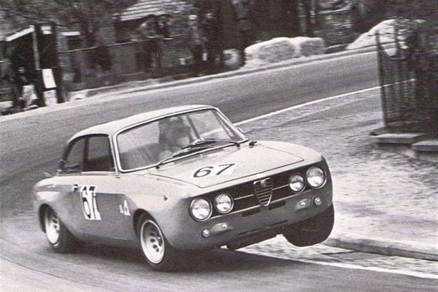 Toine Hezemans in his Alfa Romeo 2000 GTAm