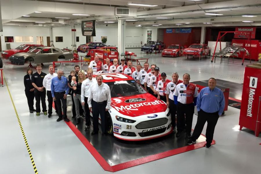 Wood Brothers Racing crew and #21 Ford