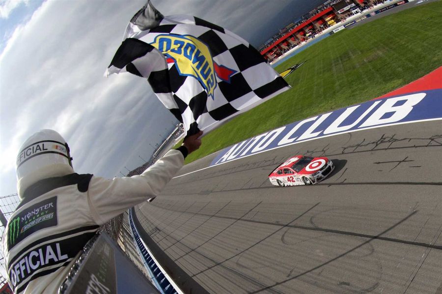 Kyle Larson wins Auto Club 400
