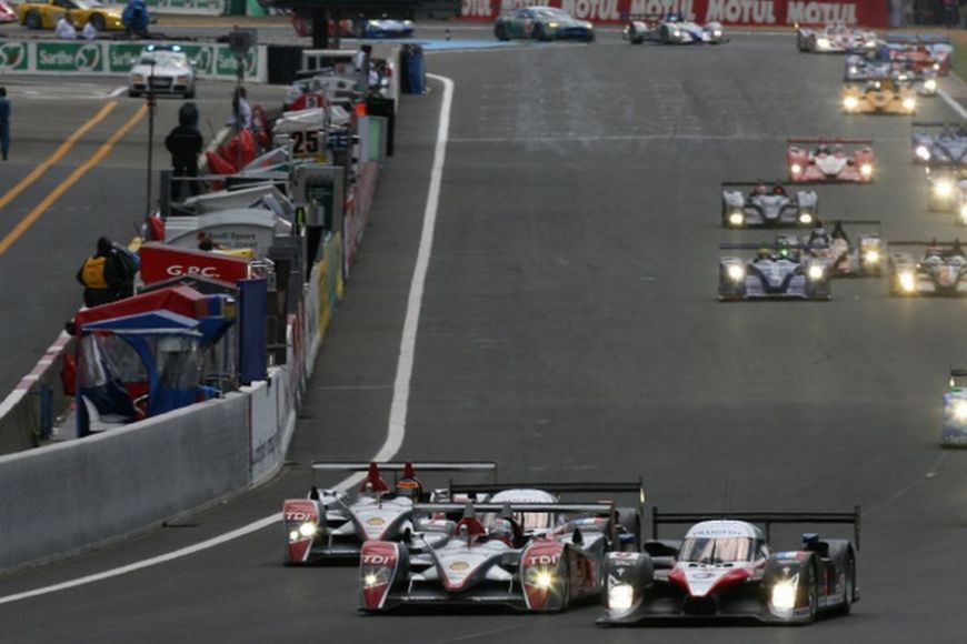 Start of 2007 Le Mans race, Audi and Peugeot 