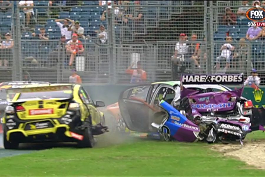 V8 Supercars Challenge, Melbourne Albert Park, race 1 crash