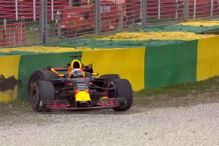 Daniel Ricciardo crash 2017