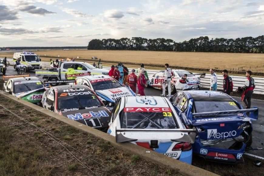 Big accident in the first race of Tasmania SuperSprint