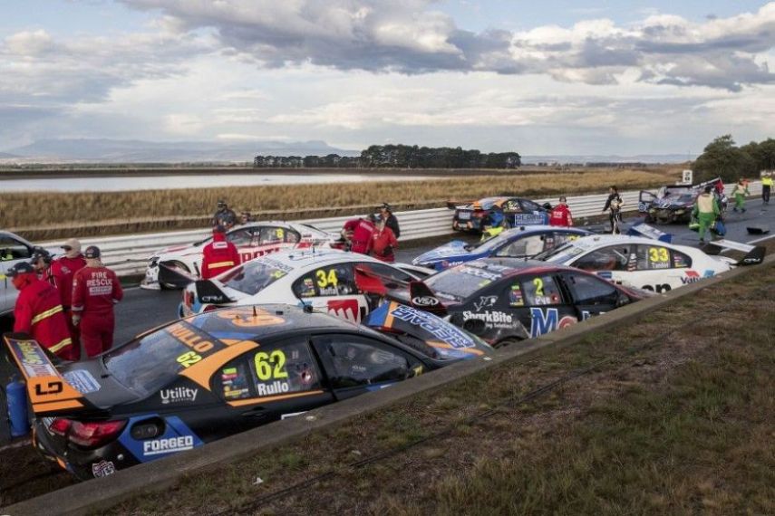 Tasmania SuperSprint 12-car wreck
