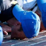 Kasey Kahne wins Brickyard 400 and kisses the yard of bricks