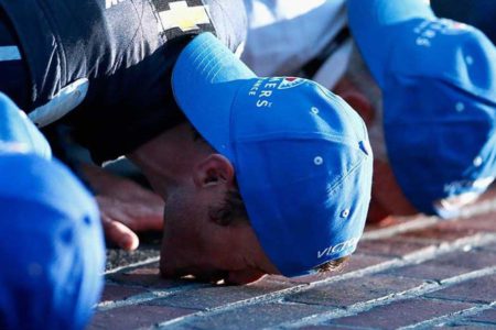 Kasey Kahne wins Brickyard 400 and kisses the yard of bricks