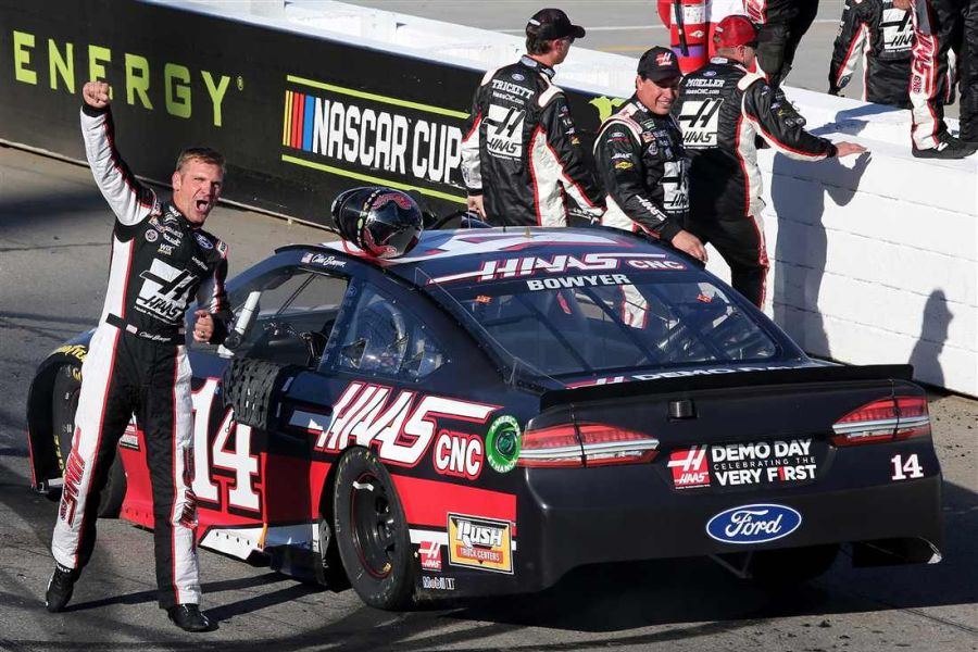 Clint Bowyer wins STP 500 at Martinsville Speedway