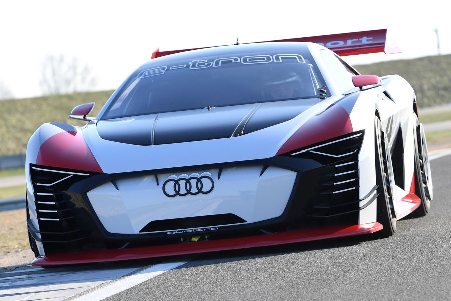 Audi e-tron Vision Gran Turismo on track, front view