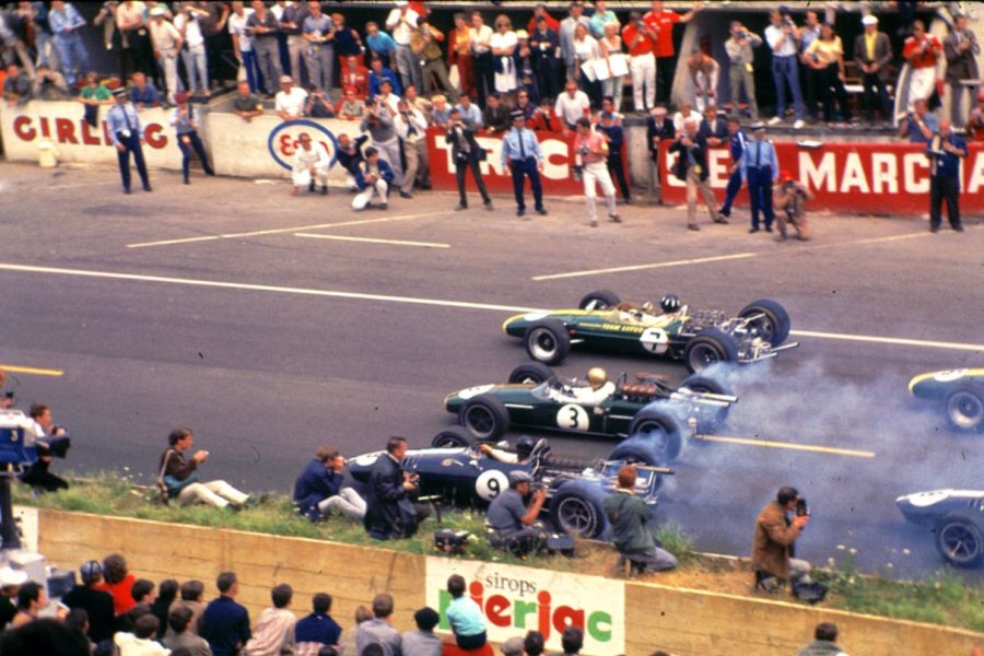 Start of the 1967 French Grand Prix at Bugatti Circuit