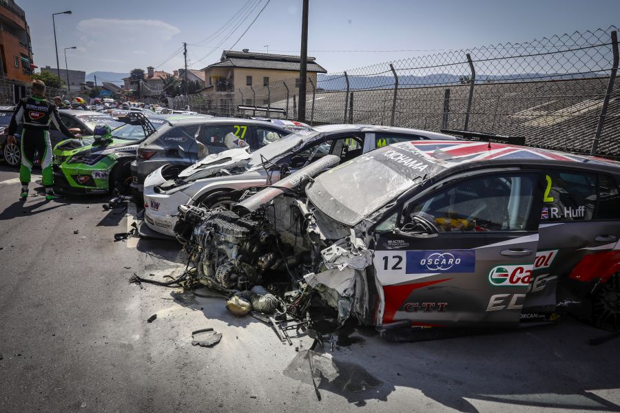 12 HUFF Rob, (gbr), Volkswagen Golf GTI TCR team Sebastien Loeb Racing, action accident crash during the 2018 FIA WTCR World Touring Car cup of Portugal, Vila Real from june 22 to 24 -