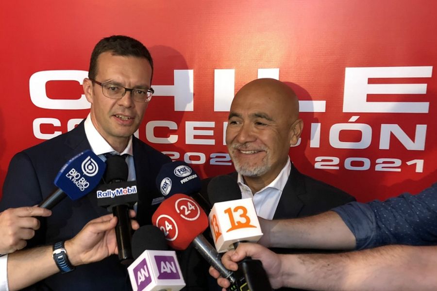 WRC Promoter managing director Oliver Ciesla (left) with a representative of Rally Chile