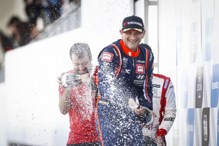 Gabriele Tarquini wtcr suzuka