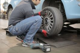 How to Deal With a Tyre Blowout Whilst Driving?
