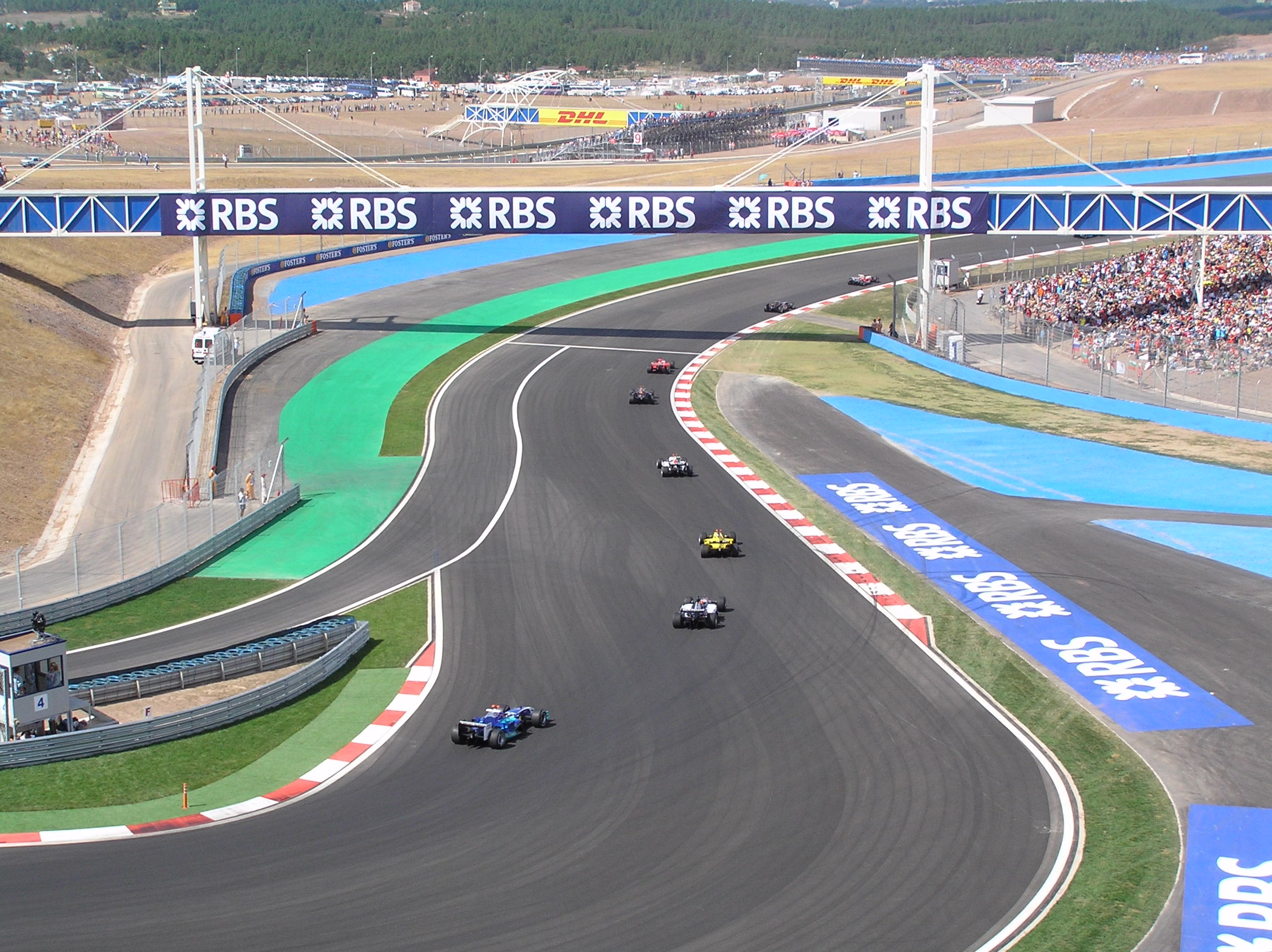 Formula 1 cars braking for Turn 1 at Istanbul Park during the 2005 Turkish Grand Prix